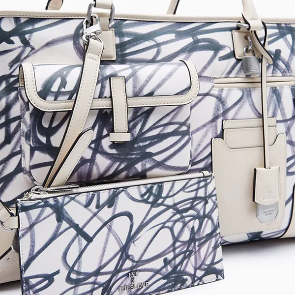 Túi Xách Tay Lyn Signature Tueslove Xl Tote Bag L26CBWA195 Ivory Màu Trắng Họa Tiết