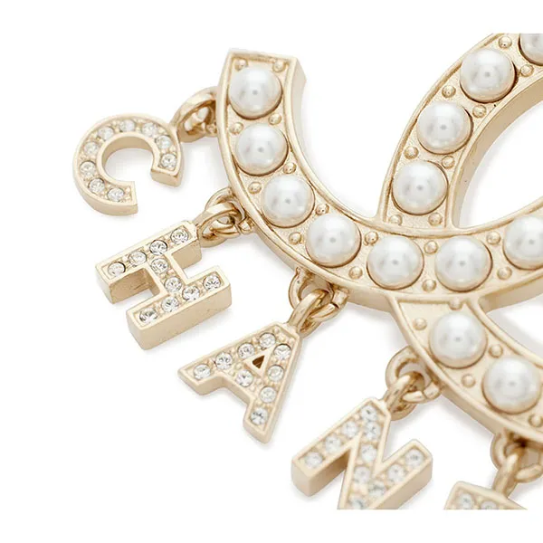 Cài Áo Chanel Strass Imitation Pearl And Light Gold Metal CC Brooch Màu Trắng Vàng