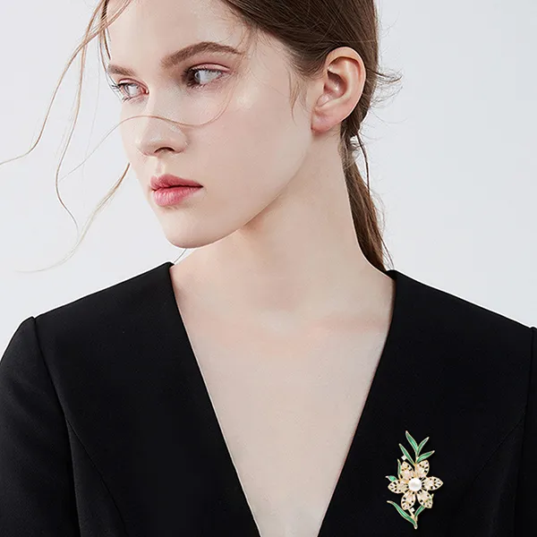 Cài Áo Nữ Meri Summer Blossom BR988 Màu Vàng Phối Xanh