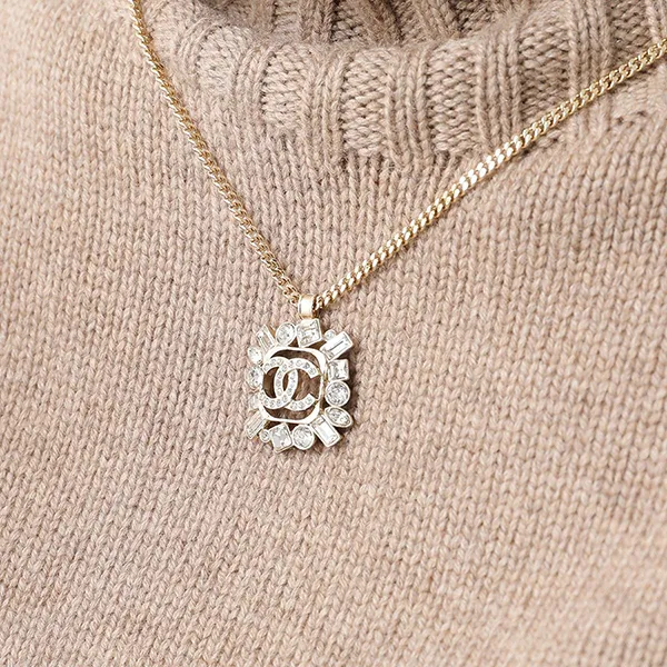 Dây Chuyền Nữ Chanel Necklace Aba245 B10373 Women's Rhinestone Chain Pendant With Coco Mark Cc Logo Accessory NM084 Màu Vàng