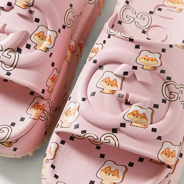 Dép Nữ Gucci Angela Nguyen Embossed Printed Rubber Platform Slides 737926 JAAC6 6810 Màu Hồng Size 36