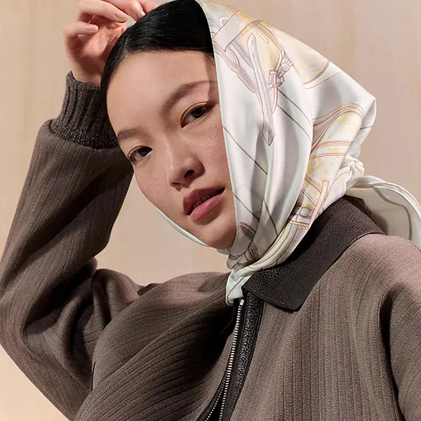 Khăn Lụa Nữ Hermès Tous En Selle Scarf 90 Blanc / Jaune Pâle / Gris Perle Màu Trắng/Xám