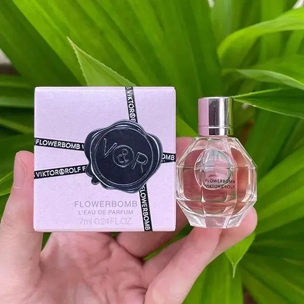 Nước Hoa Nữ Yves Saint Laurent YSL Libre EDP 7.5ml + Viktor & Rolf Flowerbomb L'Eau De Parfum 7ml (Kèm Túi)