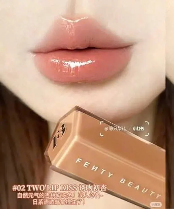 Son Bóng Fenty Beauty Gloss Bomb Stix High-Shine Gloss Stick 02 Two'Lip Kiss Màu Cam Nude