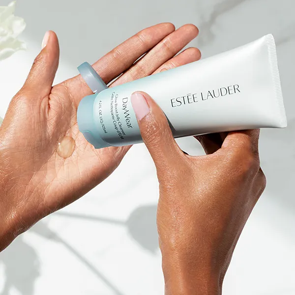 Sửa Rữa Mặt Estée Lauder DayWear Glow Boost Gel Cleanser 125ml (Nobox)