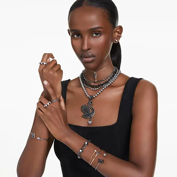 Vòng Đeo Tay Swarovski Swan Bangle Black, Ruthenium Plated 5688745 Màu Đen