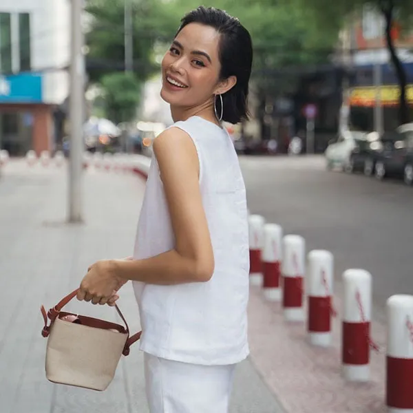 Áo Kiểu Nữ F2 Fashion & Freedom Becoming Unveil AK471-T-S-0621 Màu Trắng Size S
