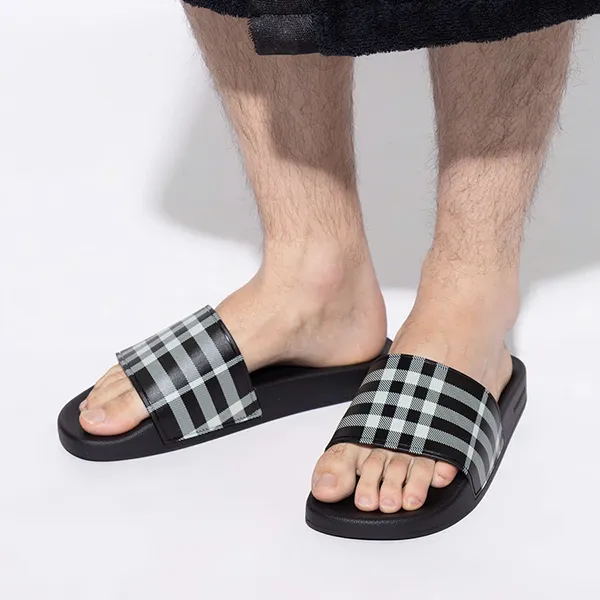 Dép Nam Burberry Black Rubber Flip-flops 8107514 C1343 Màu Đen