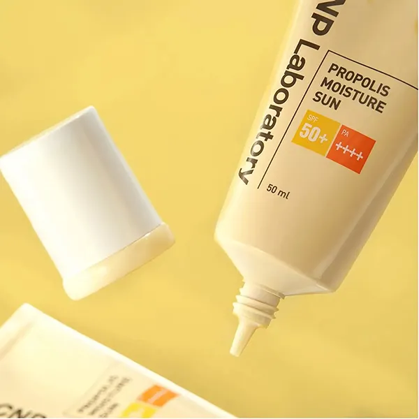 Kem Chống Nắng Keo Ong Hỗ Trợ Phục Hồi Và Cấp Ẩm Cho Da Khô CNP Propolis Moisture Sun SPF50+ PA++++ 50ml