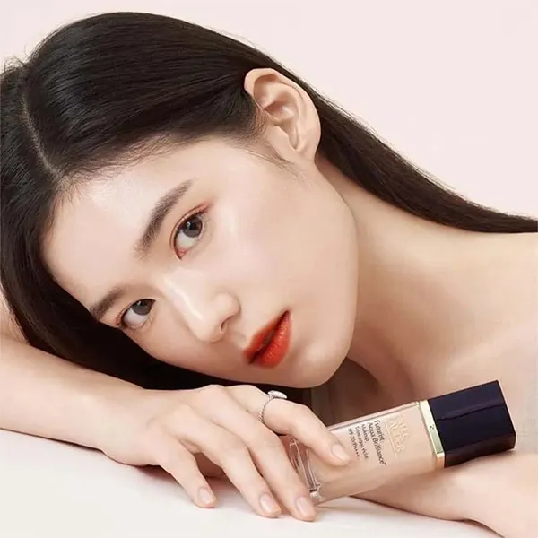 Kem Nền Estée Lauder Futurist Aqua Brilliance Makeup With Intense Moisture Infusion SPF20/PA+++ 30ml Tone 1C0