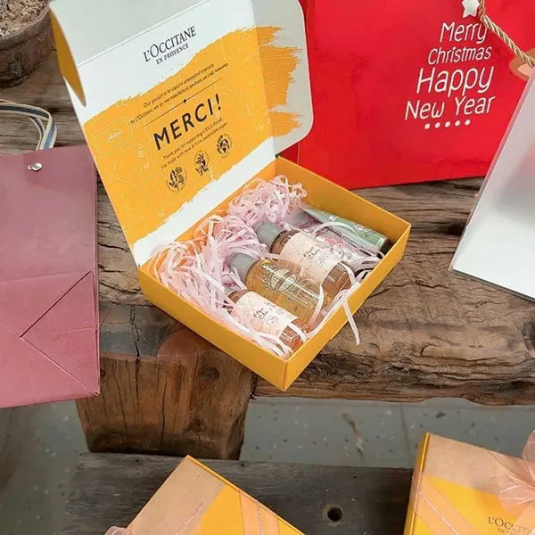 Set Sữa Tắm Và Kem Dưỡng Da Tay Mềm Mại L'Occitane En Provence Mini 5 Món
