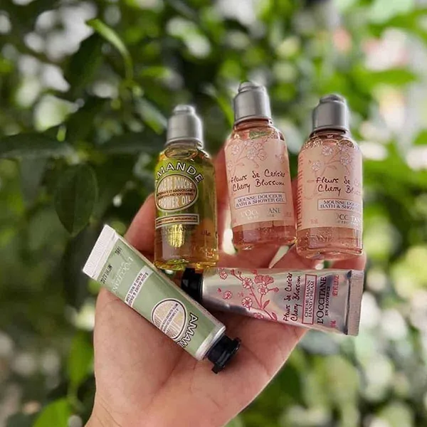 Set Sữa Tắm Và Kem Dưỡng Da Tay Mềm Mại L'Occitane En Provence Mini 5 Món