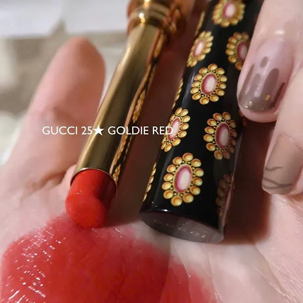 Son Gucci Rouge De Beauté Brillant 25 Goldie Red Màu Đỏ Cổ Điển