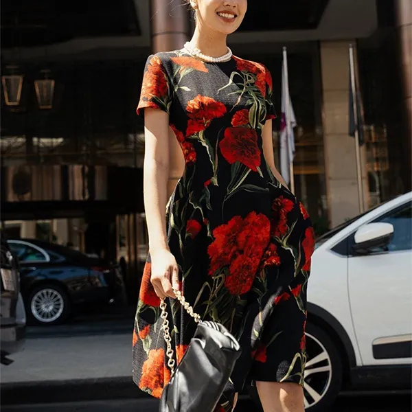 Váy Xòe F2 Fashion & Freedom Women's Black Brocade Dress With Red Floral Pattern A Symbol Of Freedom D580-DHD-S-0723 Màu Đen - Đỏ Size S
