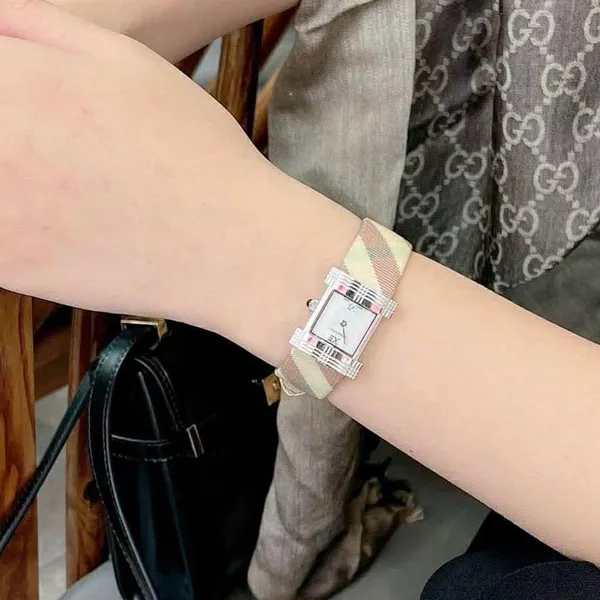 Đồng Hồ Nữ Burberry Novacheck 22x25mm Màu Be Đỏ