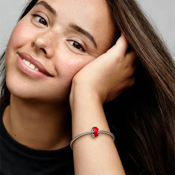Hạt Vòng Charm Pandora Frosted Red Murano Glass & Hearts Charm 792497C01 Màu Đỏ Bạc