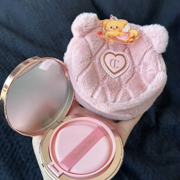 Set Phấn Nước Trang Điểm Charlotte Tilbury Pillow Talk Beautifyng Cushion Foundation Tone 0.5N Fair (Kèm Móc Khóa)