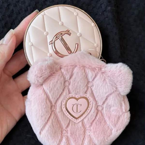 Set Phấn Nước Trang Điểm Charlotte Tilbury Pillow Talk Beautifyng Cushion Foundation Tone 0.5N Fair (Kèm Móc Khóa)