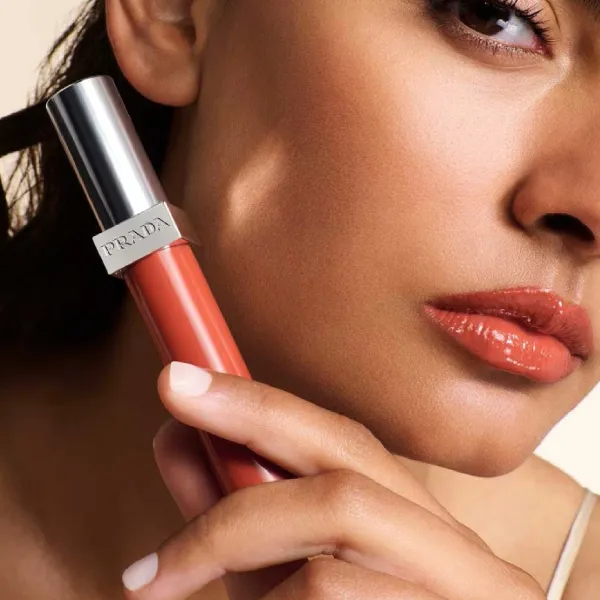Son Kem Dưỡng Bóng Prada Reflection Glossy Liquid Balm O281 Fire Motion Màu Cam Sáng
