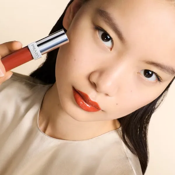 Son Kem Dưỡng Bóng Prada Reflection Glossy Liquid Balm R220 Infrared Màu Đỏ Cam