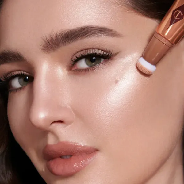 Phấn Má Hồng Bắt Sáng Charlotte Tilbury Beauty Light Wand Tone Spotlight Vàng Champagne 12ml