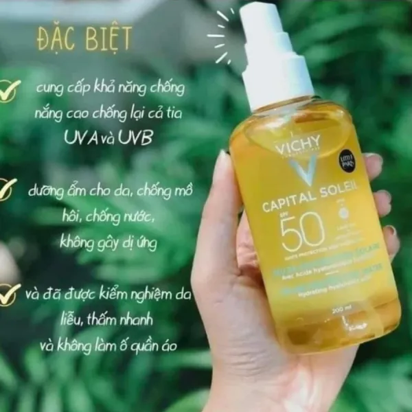 Xịt Chống Nắng Dưỡng Ẩm Vichy Capital Soleil Solar Protective Water SPF50 200ml