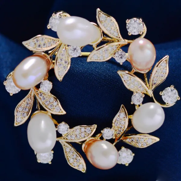 Cài Áo Nữ Meri Blossom Wreath BR39 Màu Vàng Phối Trắng