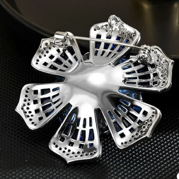 Cài Áo Nữ Meri Blue Petal BR50 Màu Xanh Bạc