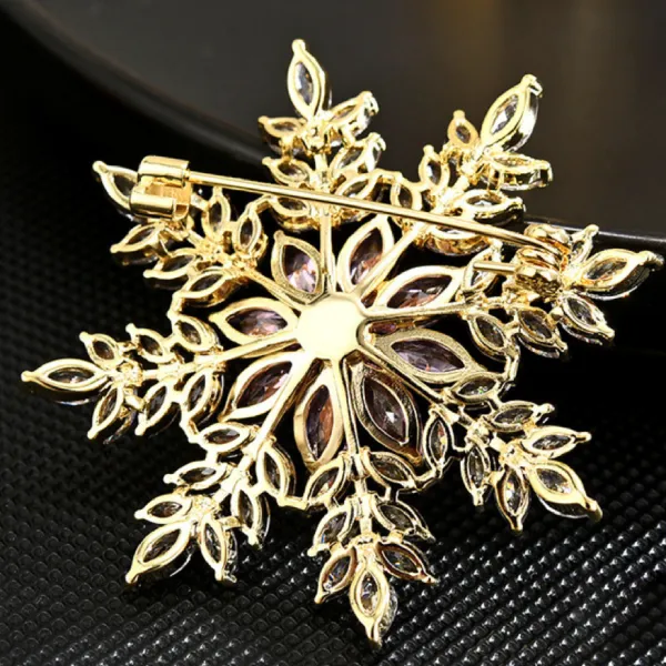Cài Áo Nữ Meri Blush Snowflake BR42 Màu Vàng Phối Trắng