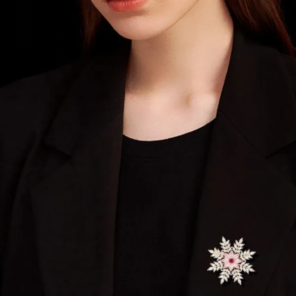 Cài Áo Nữ Meri Blush Snowflake BR42 Màu Vàng Phối Trắng