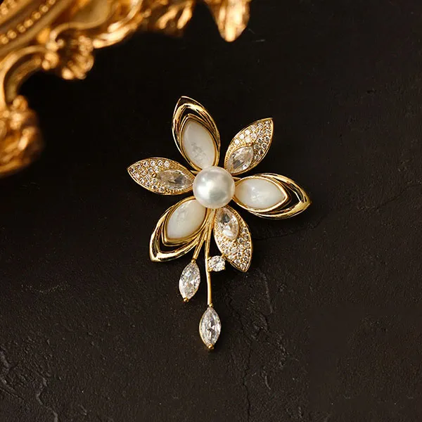 Cài Áo Nữ Meri Pearl Petal Grace BR111 Màu Vàng/Trắng