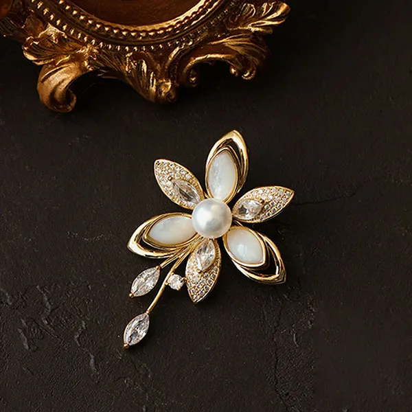Cài Áo Nữ Meri Pearl Petal Grace BR111 Màu Vàng/Trắng