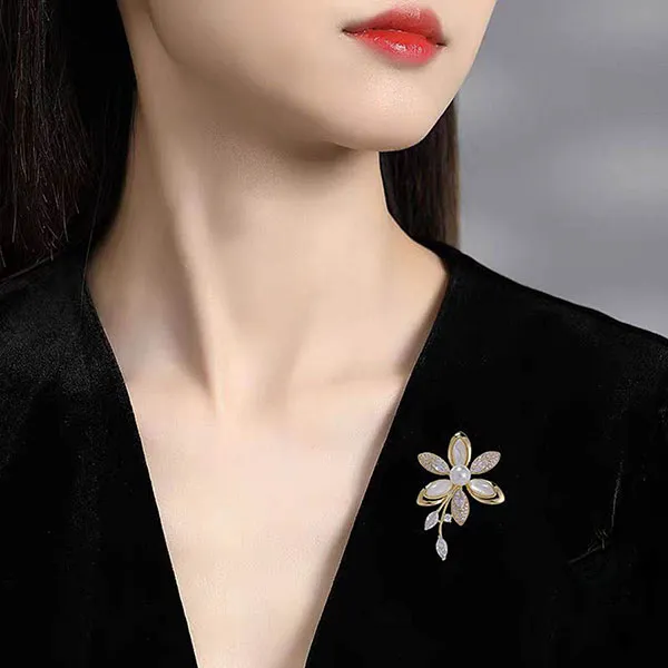 Cài Áo Nữ Meri Pearl Petal Grace BR111 Màu Vàng/Trắng