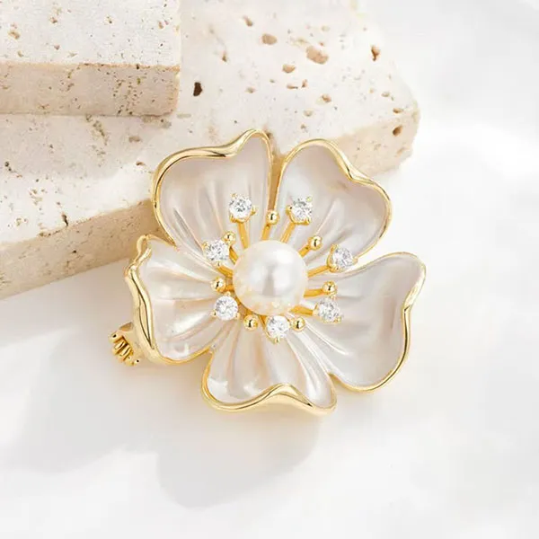 Cài Áo Nữ Meri Pearl Petal Graceful Flower BR115 Màu Trắng Vàng