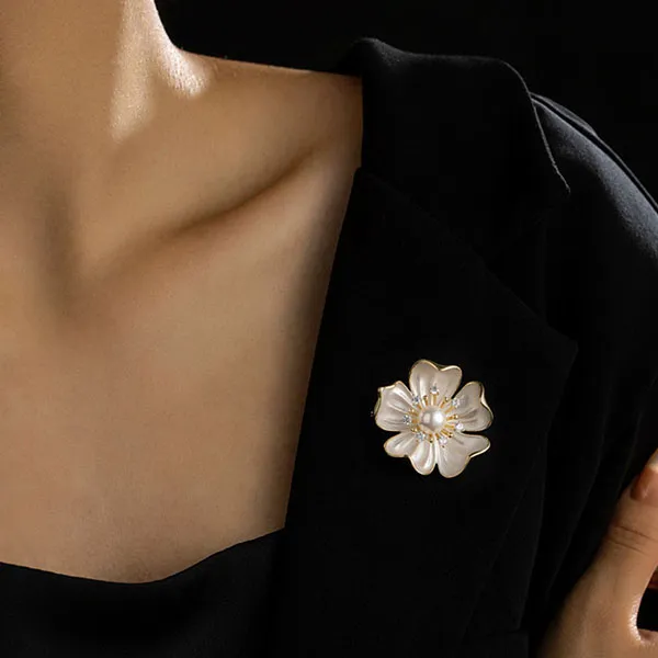 Cài Áo Nữ Meri Pearl Petal Graceful Flower BR115 Màu Trắng Vàng
