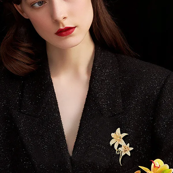 Cài Áo Nữ Meri Sunlit Lily BR68 Màu Vàng Gold