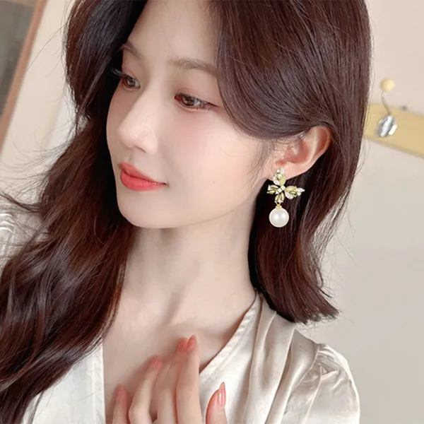 Khuyên Tai Nữ Kya Jessica Pearl Dew Butterfly JE22 Màu Vàng/Trắng