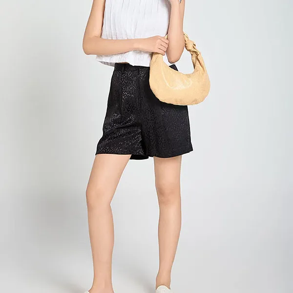 Quần Short Nữ F2 Fashion & Freedom Lụa A Touch Of Effortless Elegance QS91-DEN-XXL-0524 Màu Đen Họa Tiết Size XXL