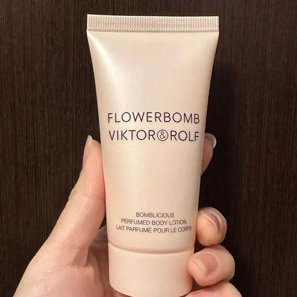 Set Nước Hoa Nữ Viktor & Rolf Flowerbomb EDP 30ml + Dưỡng Thể Body Lotion 50ml + Kem Dưỡng Body Cream 40ml
