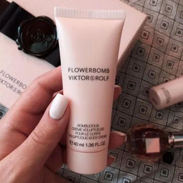 Set Nước Hoa Nữ Viktor & Rolf Flowerbomb EDP 30ml + Dưỡng Thể Body Lotion 50ml + Kem Dưỡng Body Cream 40ml