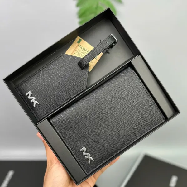 Set Ví Nam Michael Kors MK Saffiano Leather Passport Case And Luggage Tag Màu Đen (Ví + Tag hành lý)