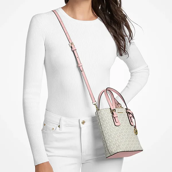 Túi Đeo Chéo Nữ Michael Kors MK Voyager Extra-Small Signature Logo Convertible Crossbody Bag 35F6GV6C0B Màu Hồng Trắng