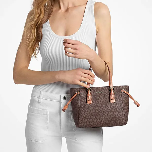 Túi Tote Nữ Michael Kors MK Voyager Extra-Small Signature Logo Convertible Crossbody 35R6GV6T0B Brown Màu Nâu Đen