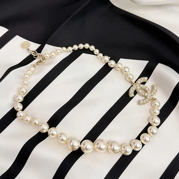 Dây Chuyền Nữ Chanel Glass Pearls CC Necklace Màu Trắng