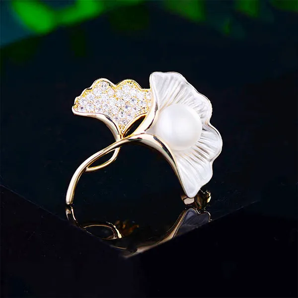 Cài Áo Nữ Meri Ginkgo Leaves & Pearls BR796 Màu Vàng/Trắng