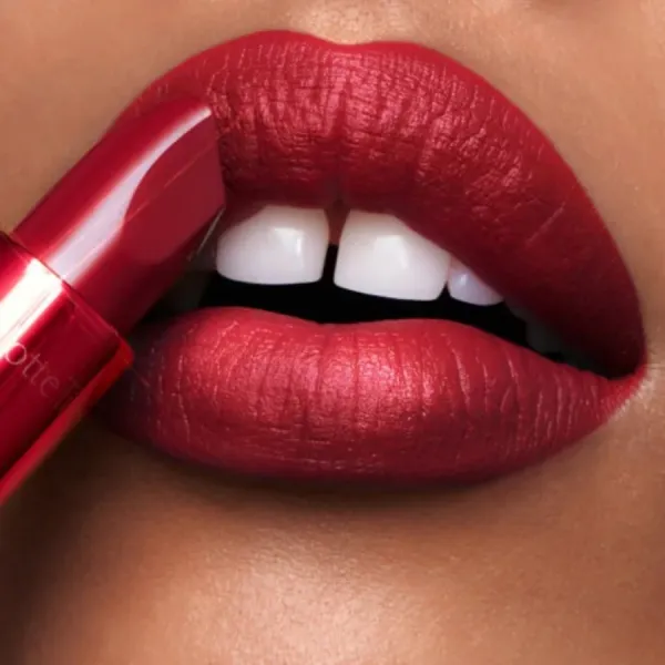 Son Lì Charlotte Tilbury Matte Revolution Cinematic Red Màu Đỏ Anh Đào 3.5g