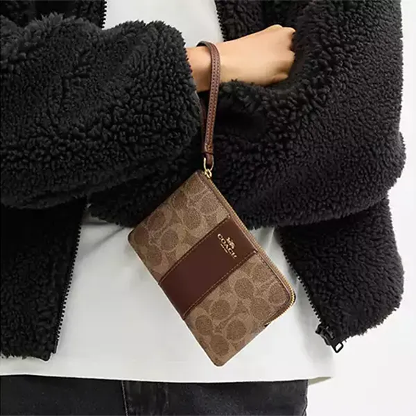 Ví Nữ Coach Corner Zip Wristlet In Signature Canvas With Stripe CW854 Màu Nâu