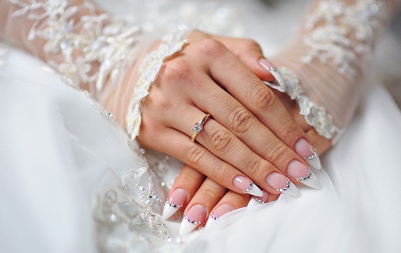 mẫu nail đẹp cho cô dâu chụp ảnh cưới