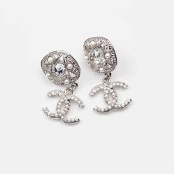 Khuyên Tai Chanel Earrings CC Silver Pearls AB7351 Màu Bạc Trắng