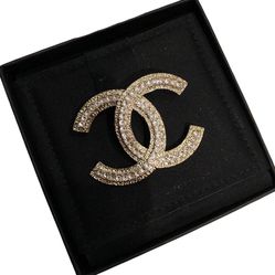 Cài Áo Chanel CC Brooch Màu Vàng